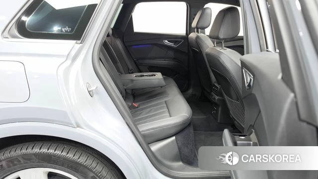 Audi Q4 e-Tron (F4) 2022 Серебристо-серый из Кореи, фото 3