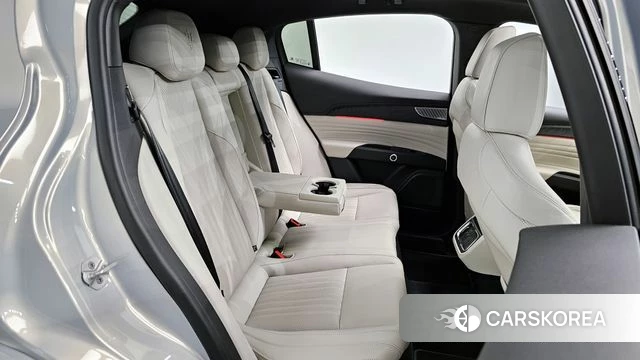 Maserati Grecale 2023 Светло-серебряный цвет из Кореи, фото 3