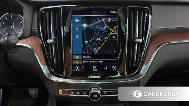 Volvo V60 Cross-Country 2nd Generation 2022 Белый из Кореи, фото 3