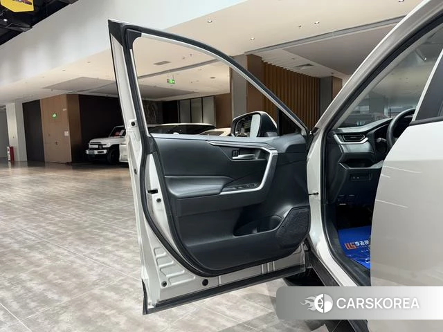 Toyota Wildlander 2021 Серебристо-серый из Китая, фото 3