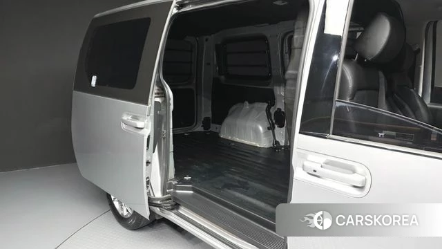 Hyundai Staria 2021 Серебристо-серый из Кореи, фото 3