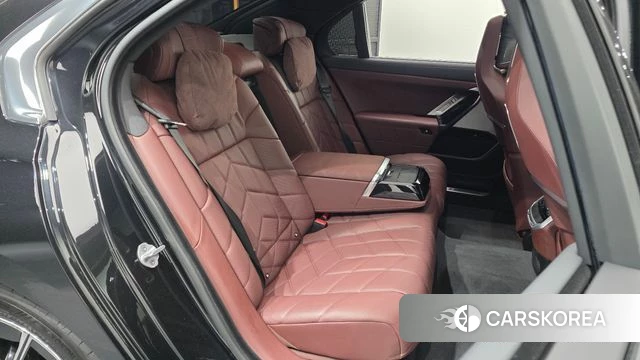 BMW 7 Series (G70) 2024 Черный из Кореи, фото 3