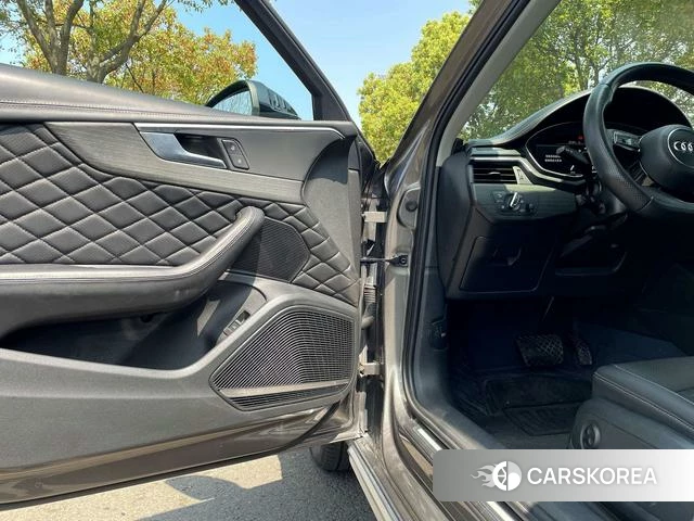 Audi A4L 2021 Темно-серый из Китая, фото 3