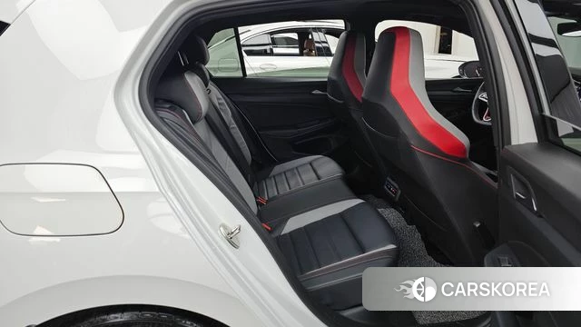 Volkswagen Golf 8th Generation 2023 Белый из Кореи, фото 3