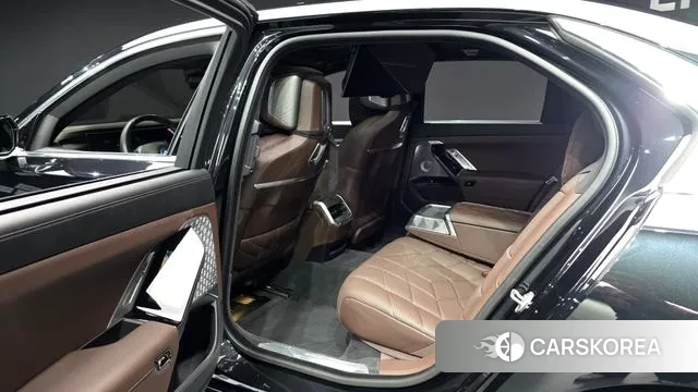 BMW i7 (G70) 2022 Черный из Кореи, фото 3