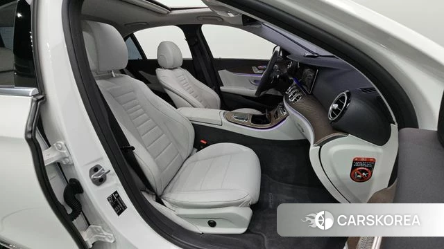 Mercedes-Benz E-Class W213 2023 Белый из Кореи, фото 3