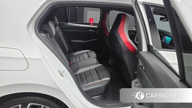 Volkswagen Golf 8th Generation 2024 Белый из Кореи, фото 3