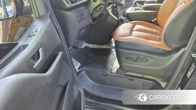 Hyundai Staria 2023 Черный из Кореи, фото 3