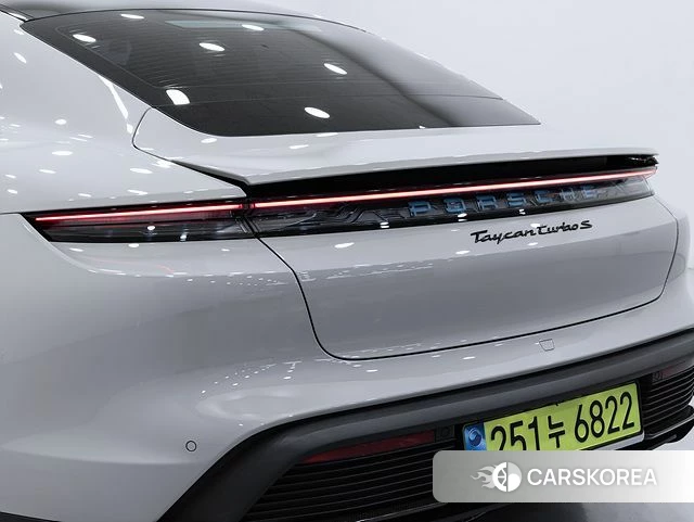 Porsche Taycan 2024 Жемчужный цвет из Кореи, фото 3