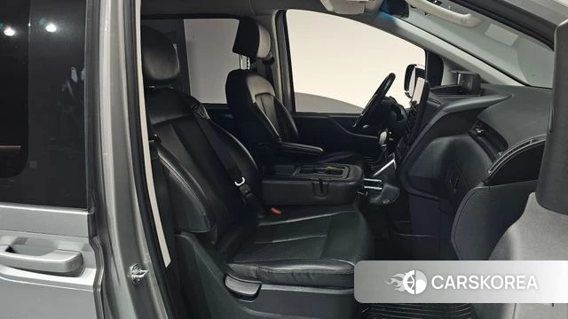 Hyundai Staria 2023 Серебристо-серый из Кореи, фото 3