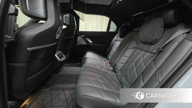 BMW 7 Series (G70) 2023 Цвет галактики из Кореи, фото 3