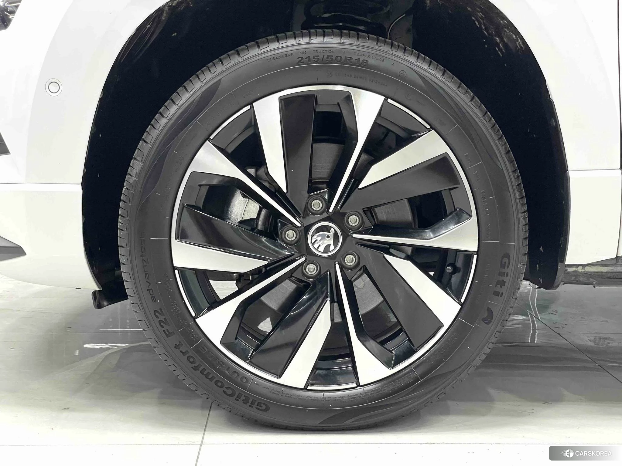 Skoda Karoq 2023 Белый из Китая, фото 3