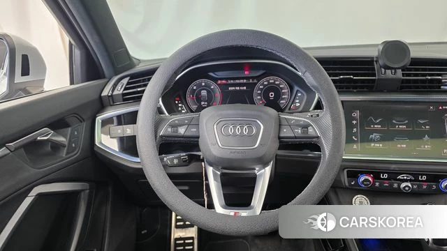 Audi Q3 (F3) 2023 Белый из Кореи, фото 3