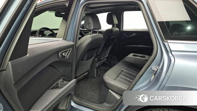 Audi Q4 e-Tron (F4) 2022 Светло-серебряный цвет из Кореи, фото 3