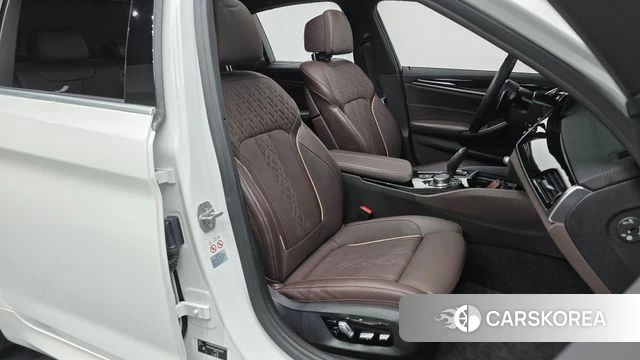 BMW 5 Series (G30) 2018 Белый из Кореи, фото 3