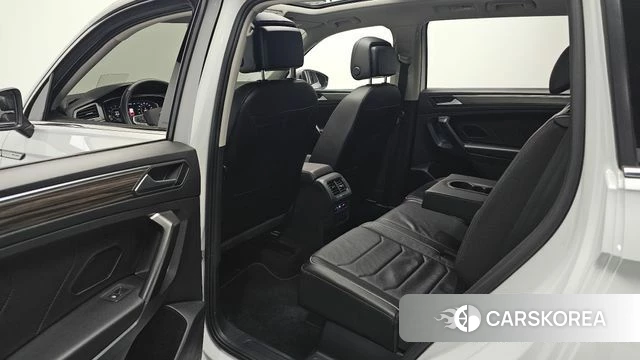 Volkswagen Tiguan Allspace 2023 Белый из Кореи, фото 3