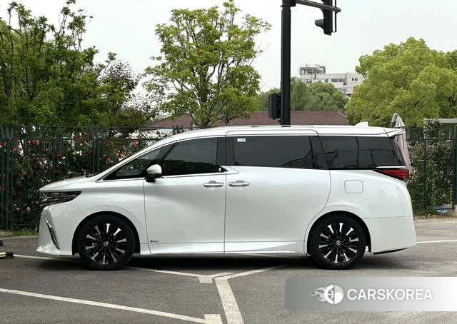 Toyota Alphard 2023 Белый из Китая, фото 3