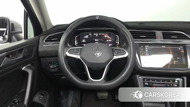 Volkswagen Tiguan Allspace 2024 Черный из Кореи, фото 3
