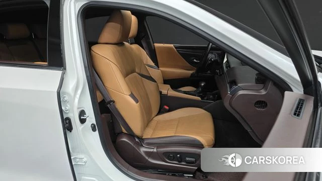 Lexus ES300h 7th generation 2020 Белый из Кореи, фото 3