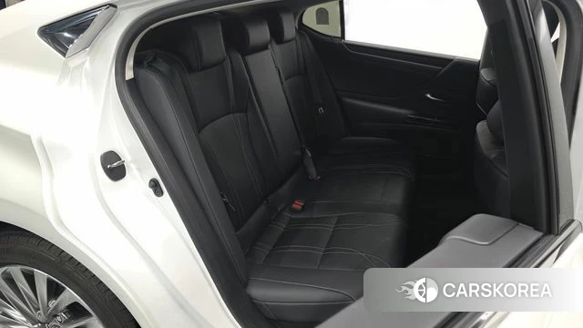 Lexus ES300h 7th generation 2024 Белый из Кореи, фото 3