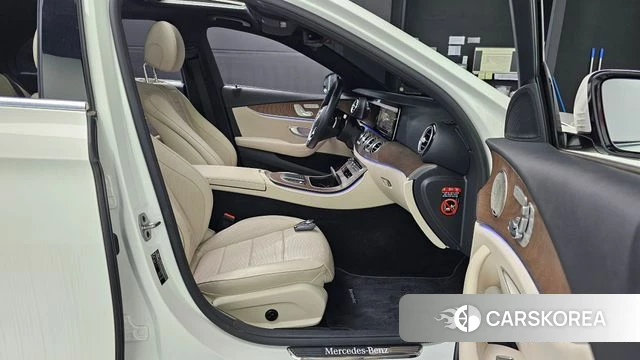 Mercedes-Benz E-Class W213 2022 Белый из Кореи, фото 3