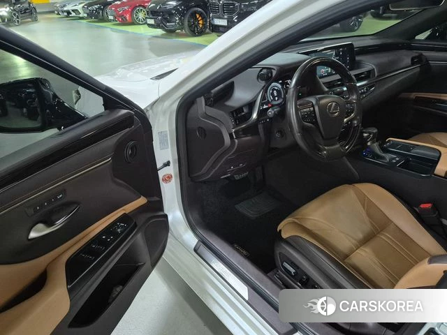Lexus ES300h 7th generation 2021 Белый из Кореи, фото 3
