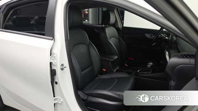 Kia The New K3 2nd generation 2021 Белый из Кореи, фото 3