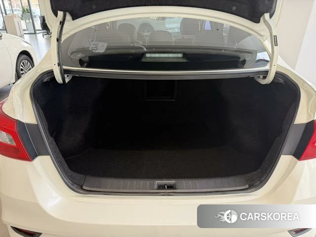 Nissan Sylphy 2021 Белый из Китая, фото 3
