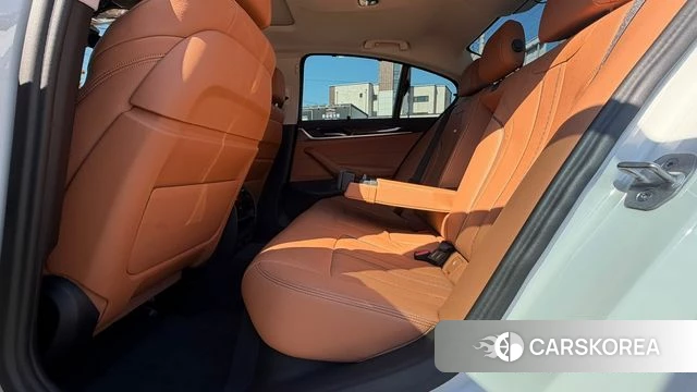 BMW 5 Series (G30) 2023 Белый из Кореи, фото 3