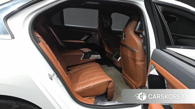 BMW 7 Series (G70) 2023 Белый из Кореи, фото 3