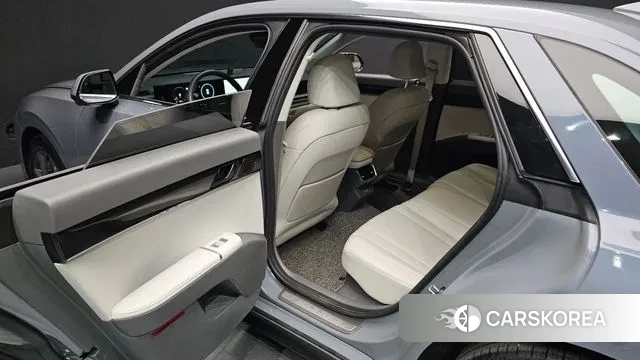 Hyundai Grandeur Hybrid (GN7) 2023 Светло-серебряный цвет из Кореи, фото 3