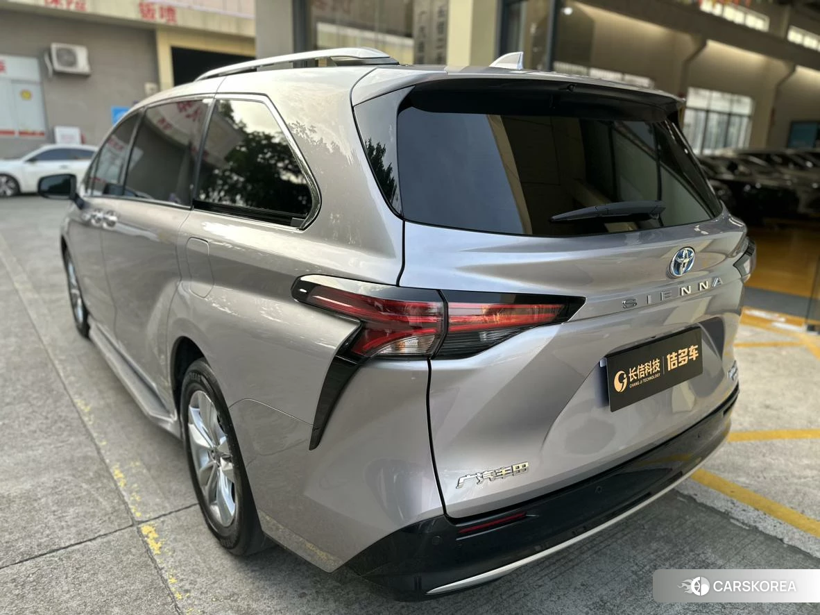 Toyota Sienna 2021 Серебристо-серый из Китая, фото 3