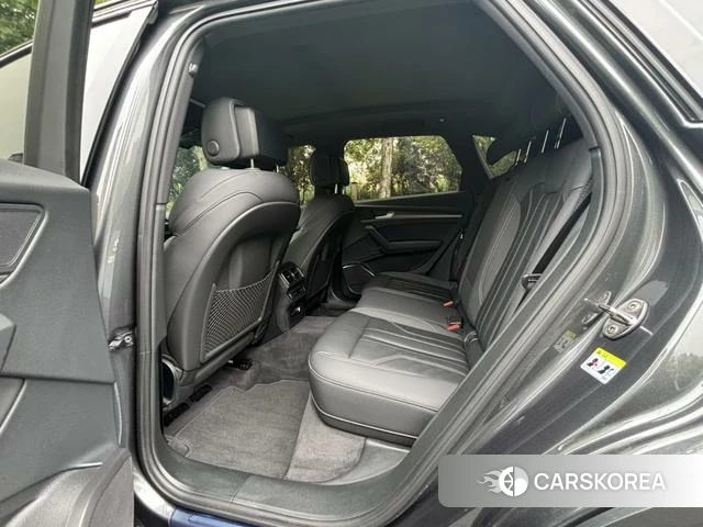 Audi Q5L 2023 Темно-серый из Китая, фото 3
