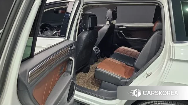 Volkswagen Tiguan Allspace 2023 Белый из Кореи, фото 3