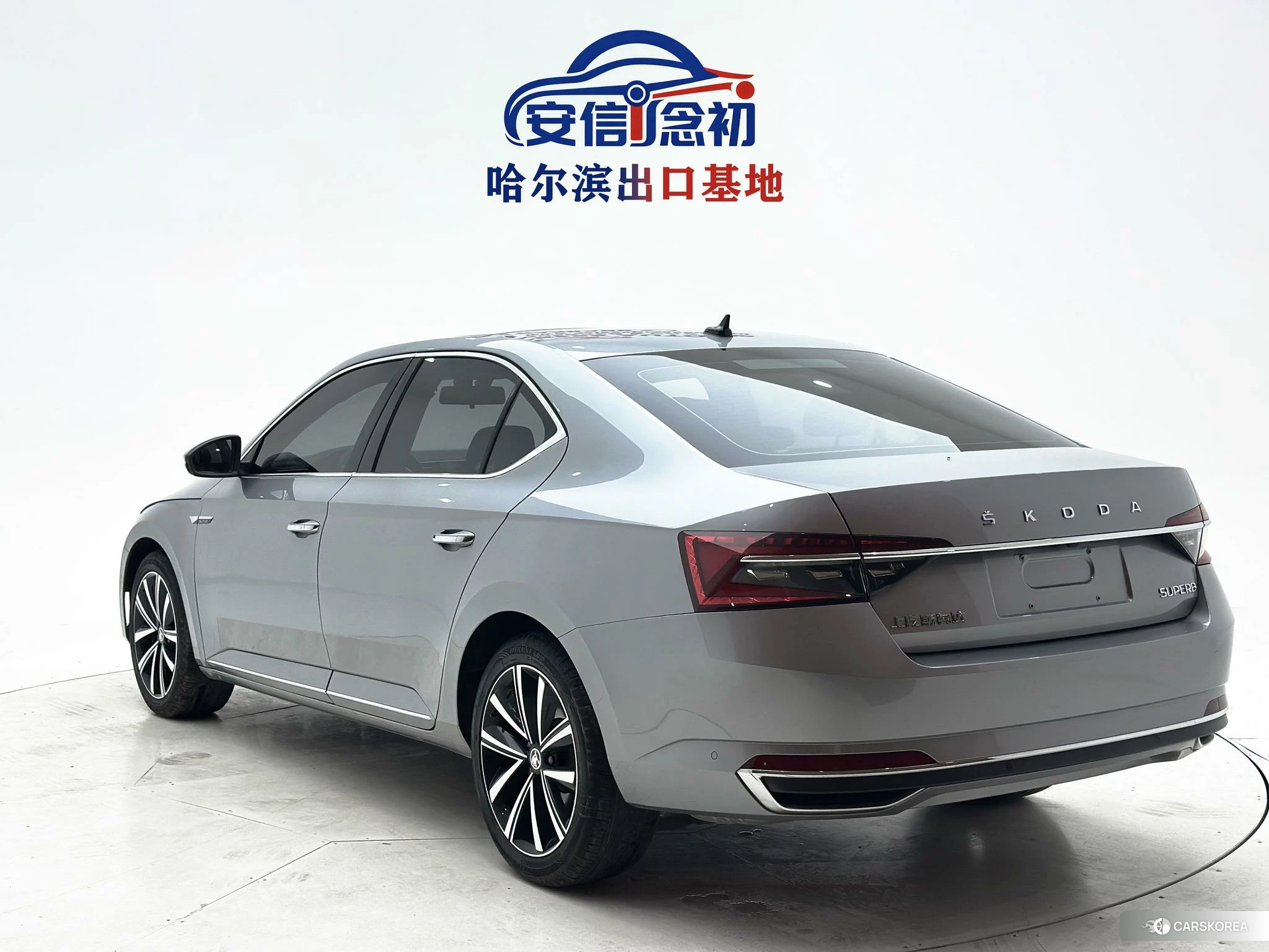 Skoda Superb 2023 Серебристо-серый из Китая, фото 3