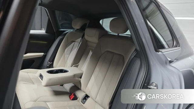 Audi Q4 e-Tron (F4) 2023 Серебристо-серый из Кореи, фото 3