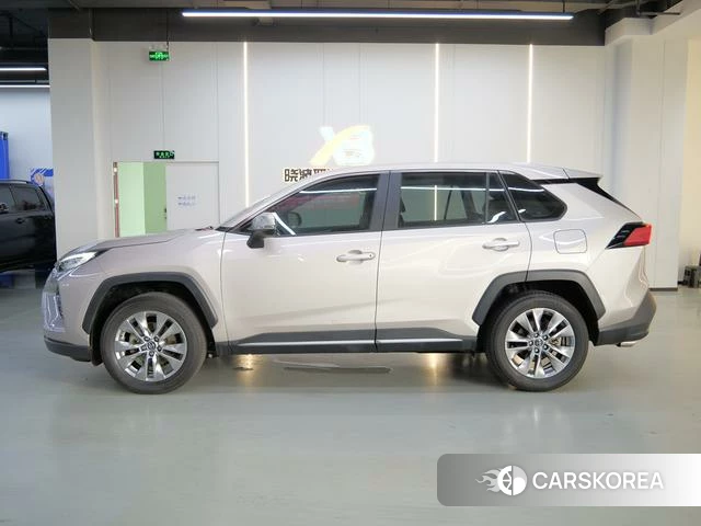 Toyota Wildlander 2021 Серебристо-серый из Китая, фото 3
