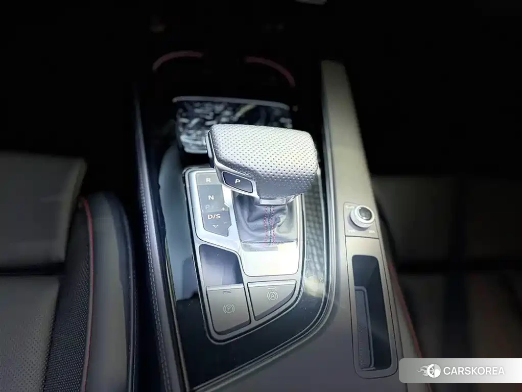 Audi A4L 2025 Silver/gray из Китая, фото 3