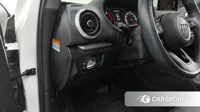 Audi New A3 2018 Белый из Кореи, фото 3
