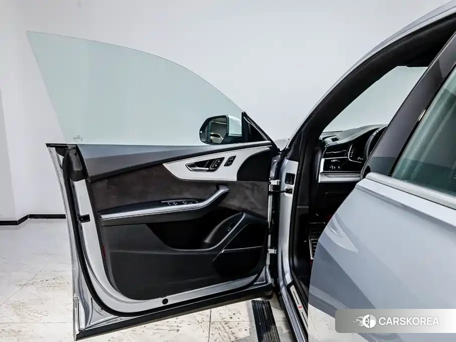 Audi Q8 2020 Silver/gray из Китая, фото 3
