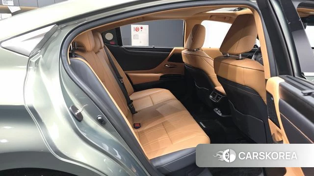 Lexus ES300h 7th generation 2023 Золотой из Кореи, фото 3