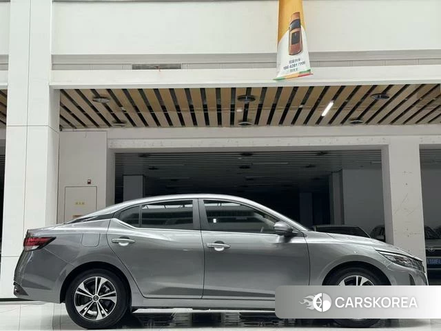 Nissan Sylphy 2024 Серебристо-серый из Китая, фото 3
