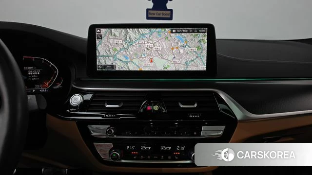 BMW 5 Series (G30) 2023 Светло-серебряный цвет из Кореи, фото 3