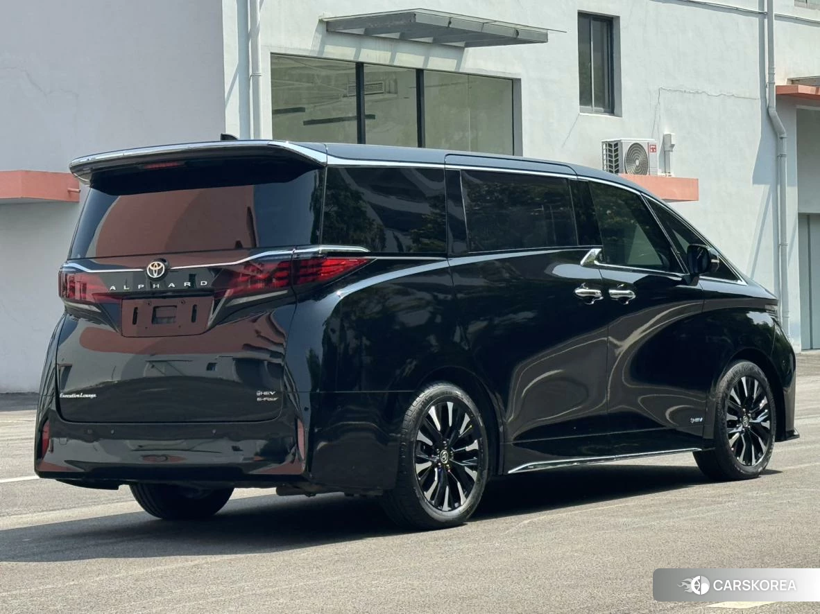 Toyota Alphard 2023 Черный из Китая, фото 3