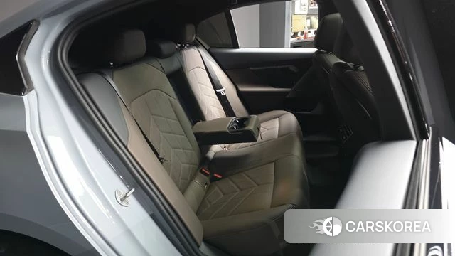 BMW 5 Series (G60) 2026 Серебристо-серый из Кореи, фото 3