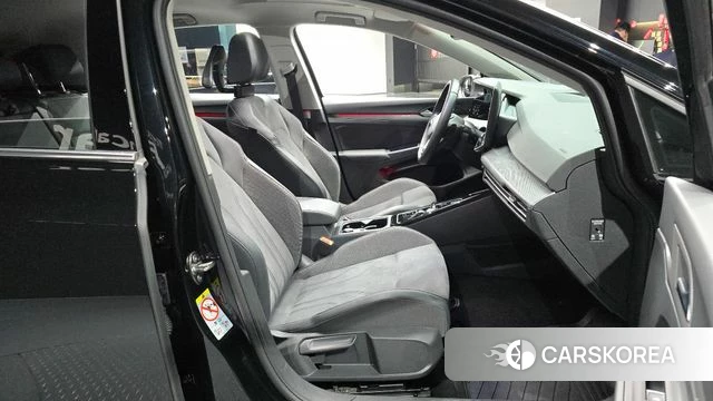Volkswagen Golf 8th Generation 2025 Черный из Кореи, фото 3