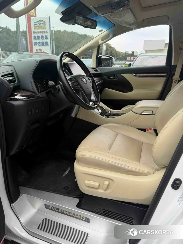 Toyota Alphard 2023 Белый из Китая, фото 3