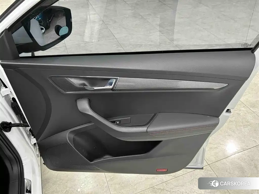 Skoda Karoq 2024 Белый из Китая, фото 3
