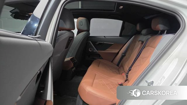 BMW 5 Series (G60) 2025 Белый из Кореи, фото 3