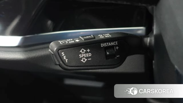 Audi Q3 (F3) 2023 Серый из Кореи, фото 3